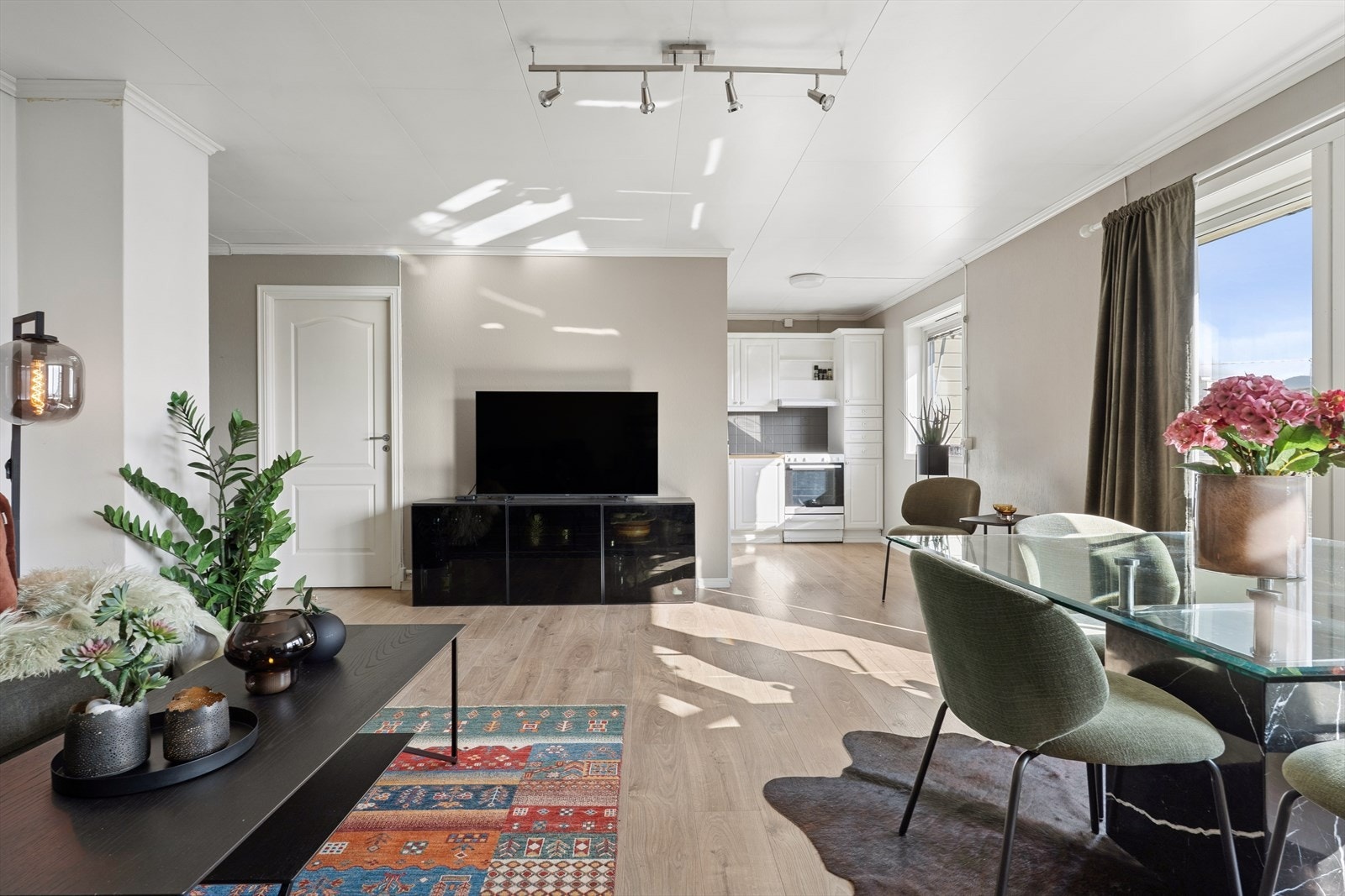 Den åpne og innbydende utformingen gjør kjøkkenet perfekt for både hverdagens gjøremål og sosiale sammenkomster, enten det er en rolig morgenstund eller når familien samles rundt matlagingen. Galleribilde