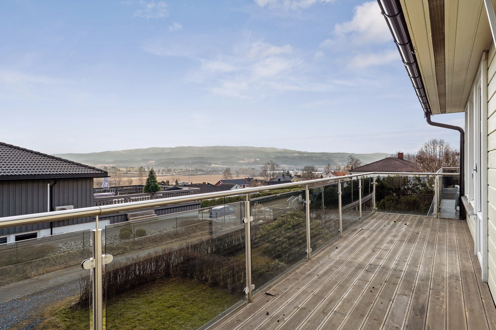 Her får du en lun og solrik uteplass som gir gode muligheter for både avslapning og sosiale sammenkomster Galleribilde