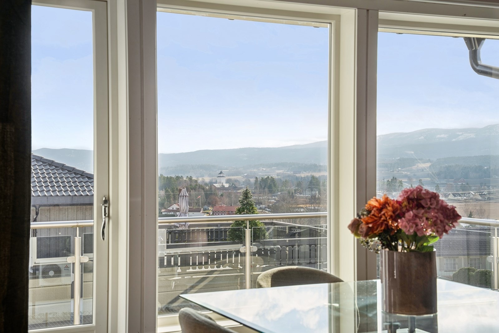 Store vindusflater gir flott utsyn mot nærområdet og omkringliggende landskap, samtidig som de slipper inn rikelig med naturlig lys til spiseplassen. Galleribilde