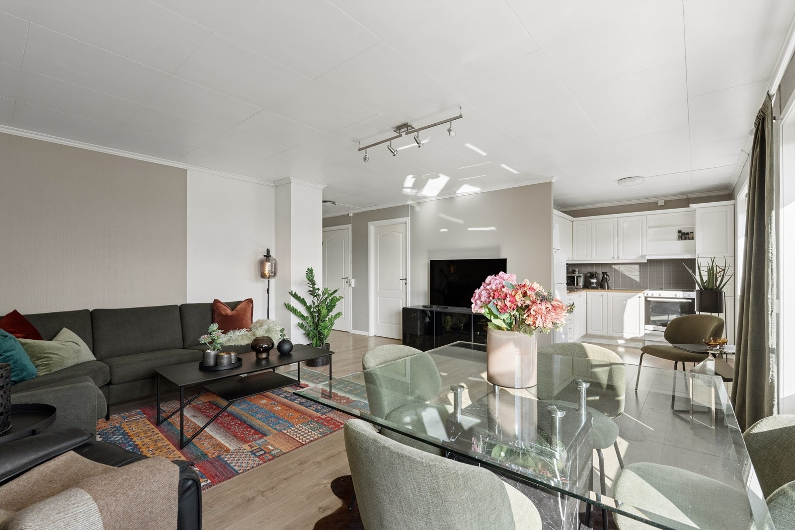 Lys og romslig stue med svært gode møbleringsmuligheter. Her kan du enkelt innrede både en stor og komfortabel sofagruppe samt ekstra sitteplasser eller lesekrok uten at romfølelsen forsvinner. Galleribilde