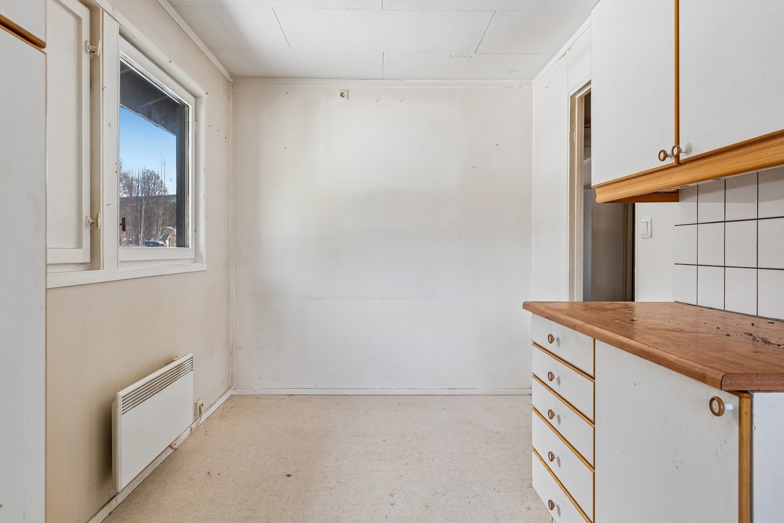Kjøkkenet har plass til en spiseplass ved vinduet. Galleribilde