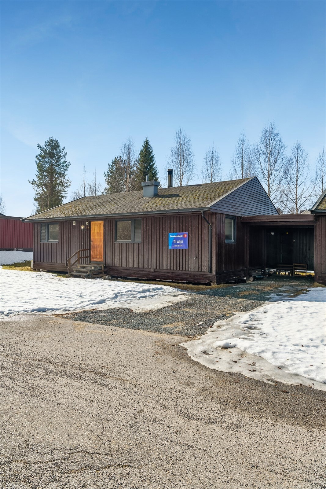 Rekkehusleilighet over ett plan med tilhørende carport og utvendig sportsbod på 8 m². Galleribilde