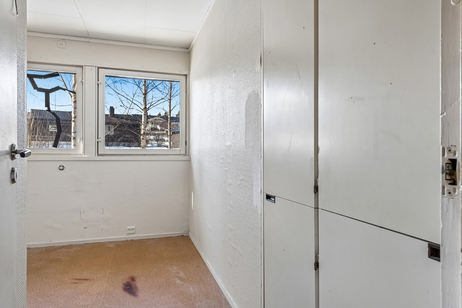 Soverom med plassbygde skap som gir god lagringsplass. Galleribilde