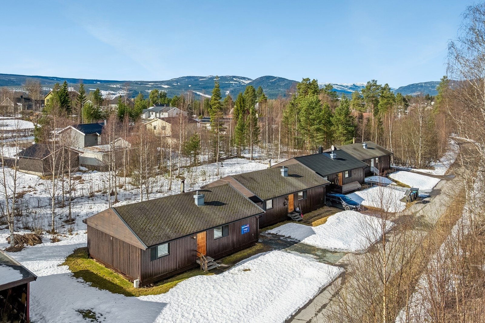 Eiendommen ligger i et etablert boligområde på Koppang, med gangavstand til skoler, butikker og offentlig transport. Galleribilde