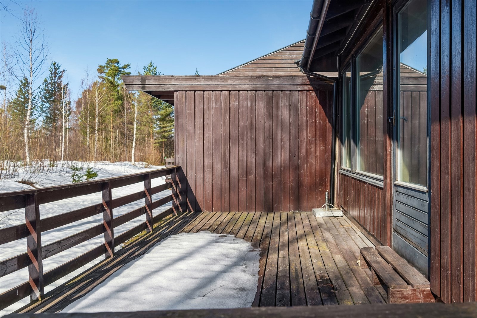 Den syd-vest-vendte terrassen er på 17 m² og har trapp ned til hagearealet. Galleribilde