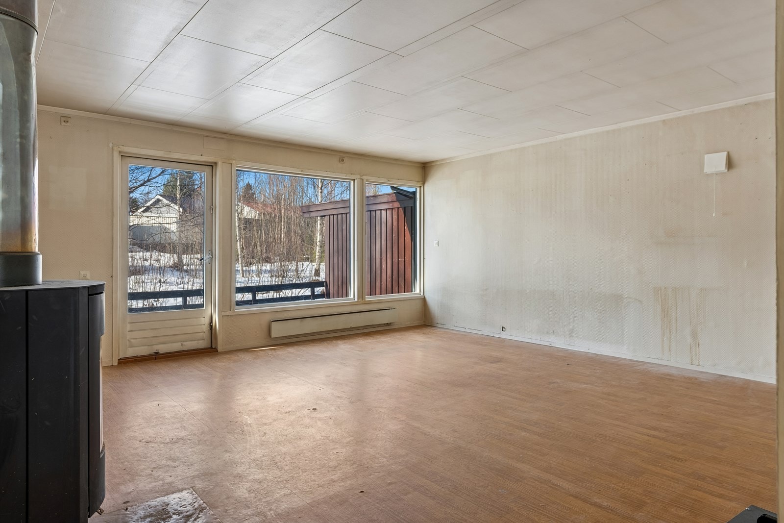 Stuen har en vedovn for supplerende varme og direkte utgang til terrassen. Galleribilde