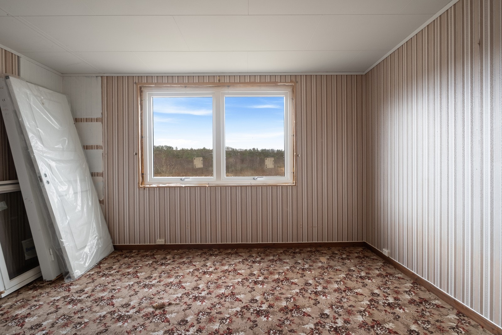 Det ene rommet i 1. etg., tidligere brukt som stue, er under renovering. Galleribilde