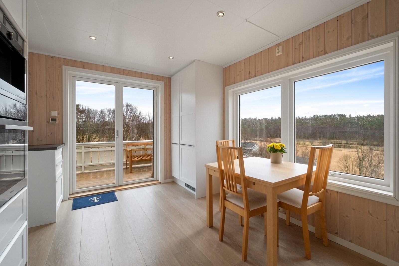 Kjøkkenet er oppusset med lys kjøkkeninnredning med profilerte fronter og integrerte hvitevarer. Utgang til veranda. Galleribilde