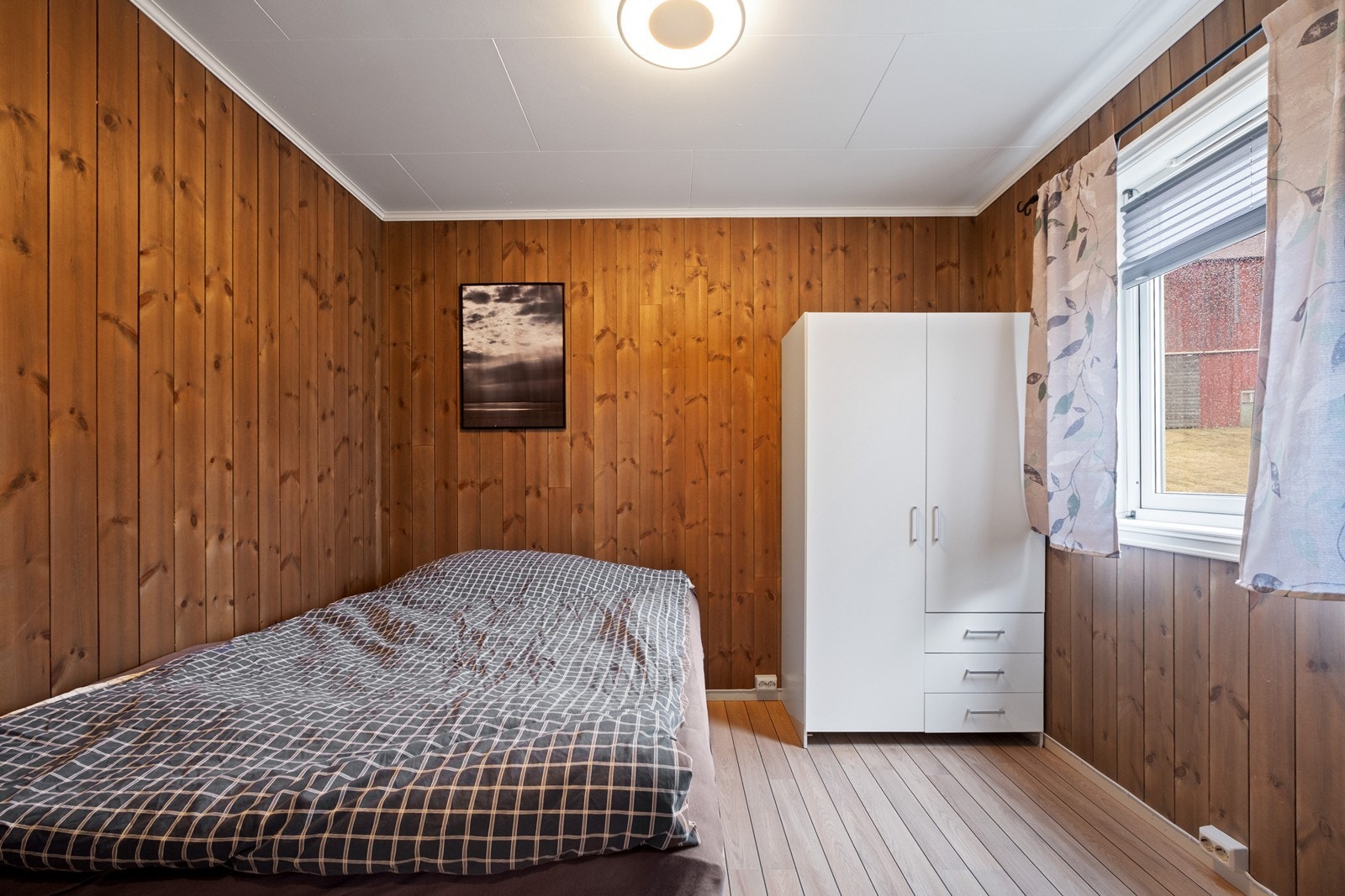 Soverom 2: Laminat på gulv, panel på vegger og malte plater i himling. Galleribilde