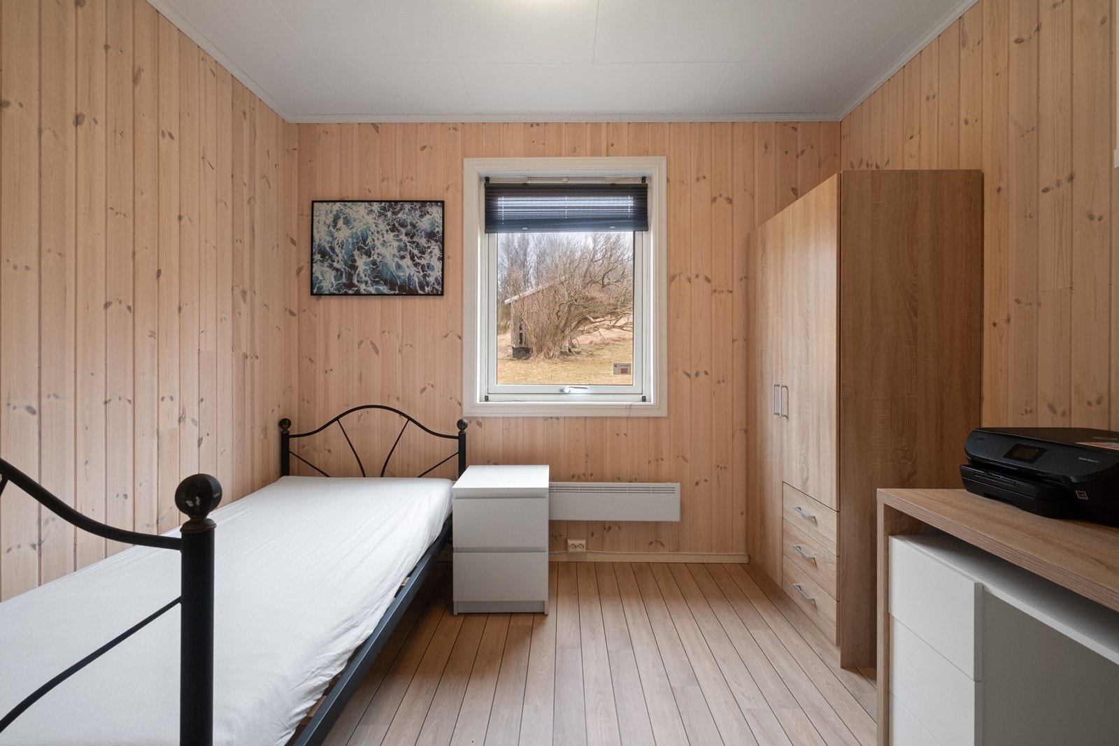 Soverom 3: Laminat på gulv, panel på vegger og malte plater i himling. Galleribilde