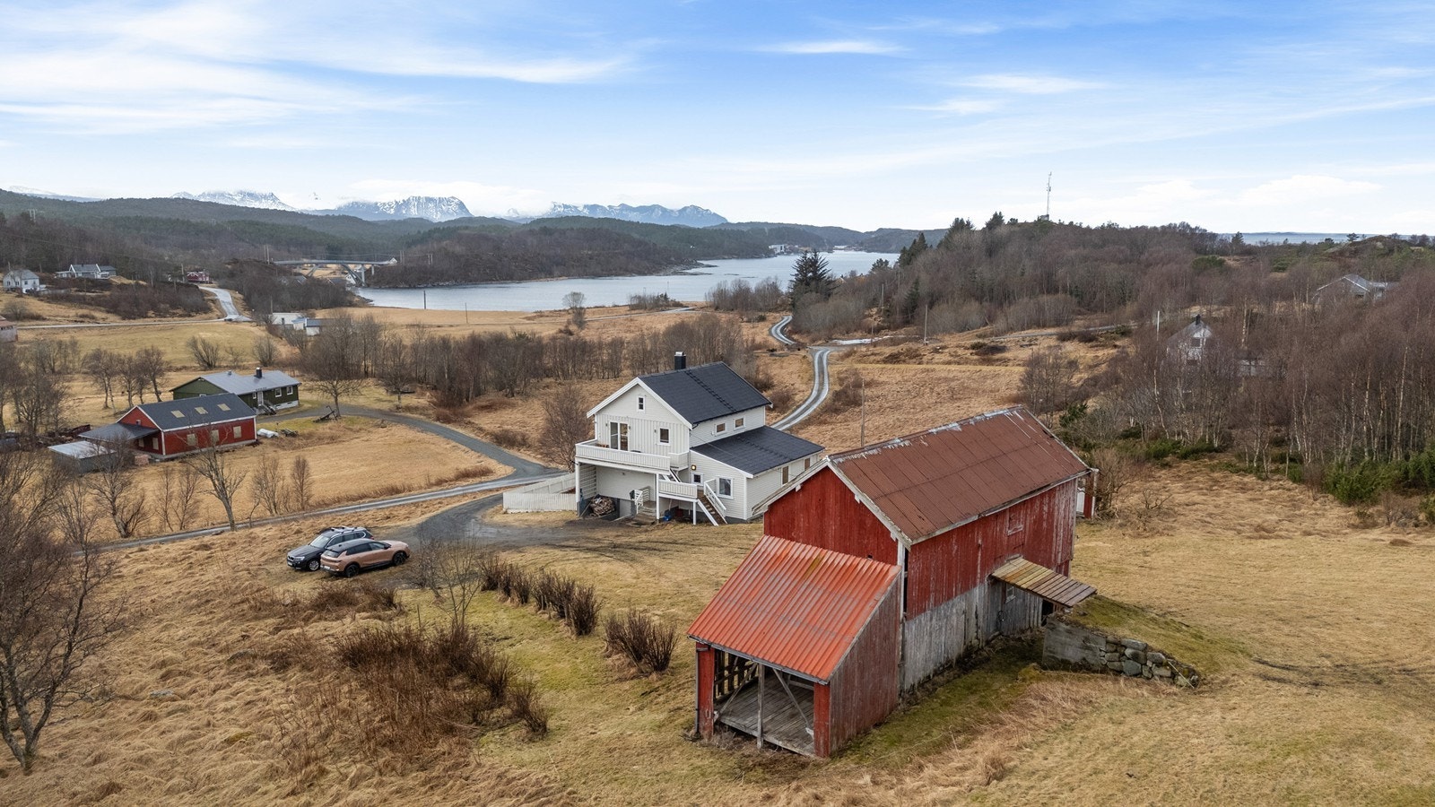 Landlig og rolig beliggenhet i Lesund i Aure. Galleribilde