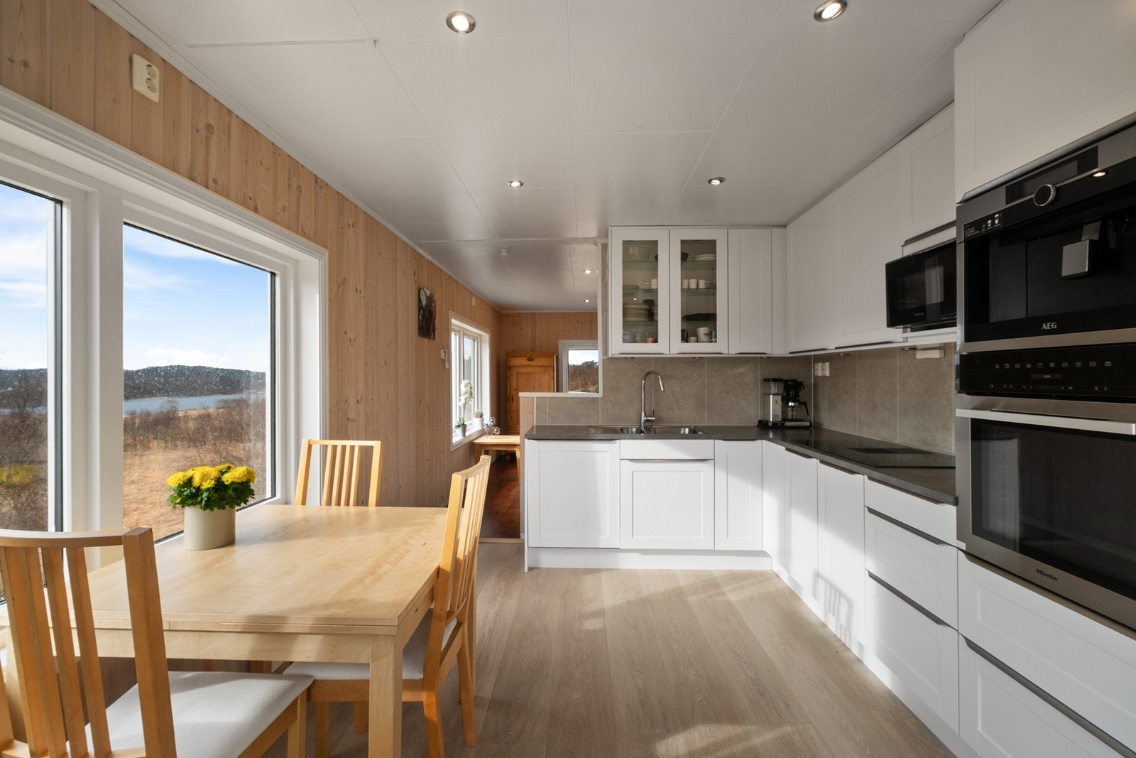 Plass til spisebord under kjøkkenvinduet, med vakker utsikt mot Lesundet og Grisvågøya. Galleribilde