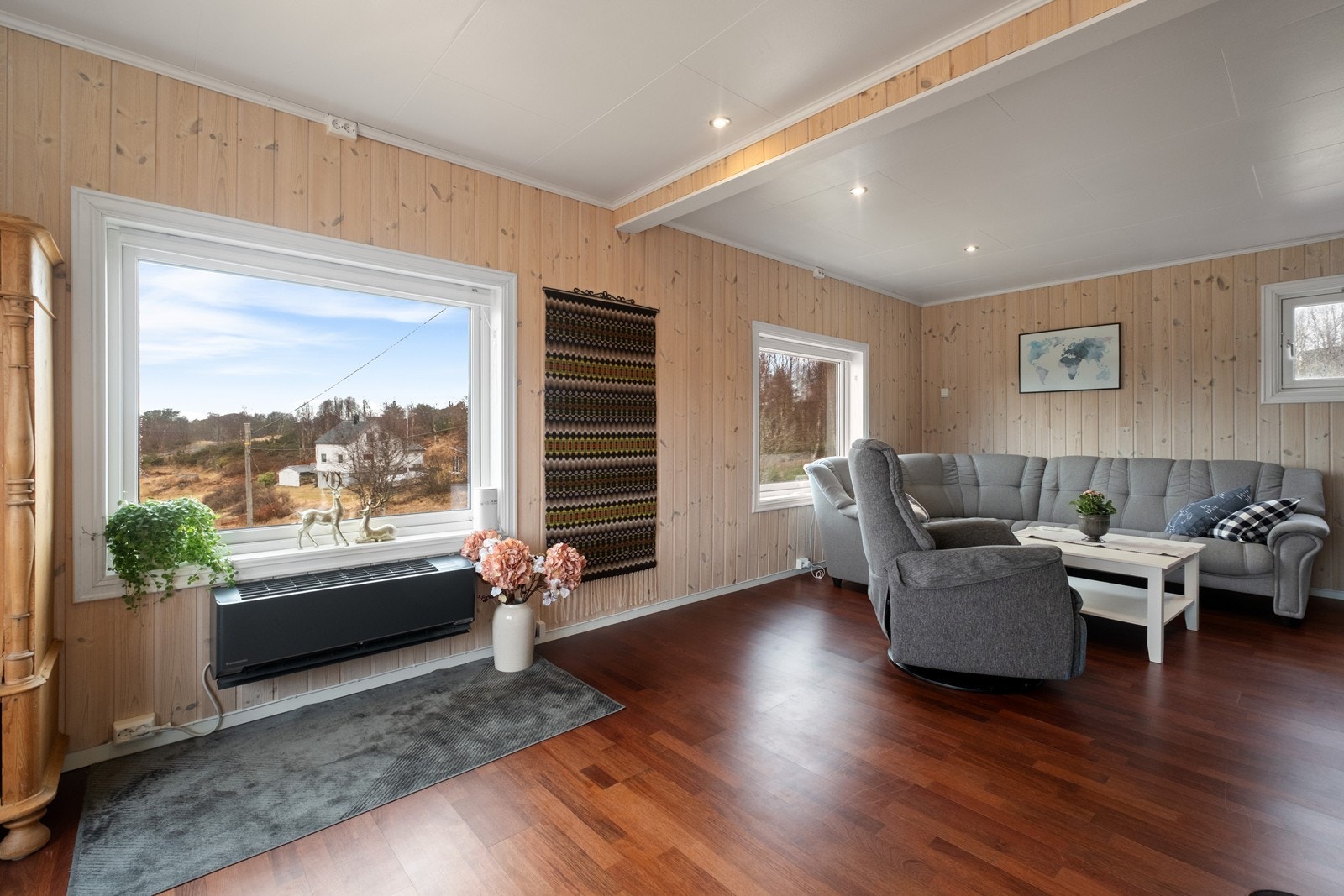 Oppholdsrommene ligger i 2. etg. Stuen er stor og romslig med store vinduer som slipper inn godt med dagslys. Galleribilde