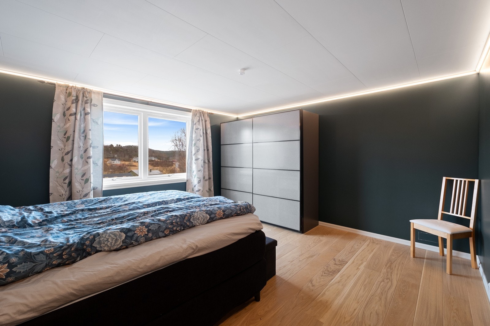Soverom 1: Parkett på gulv, malte plater på vegger og malte plater i himling. Galleribilde