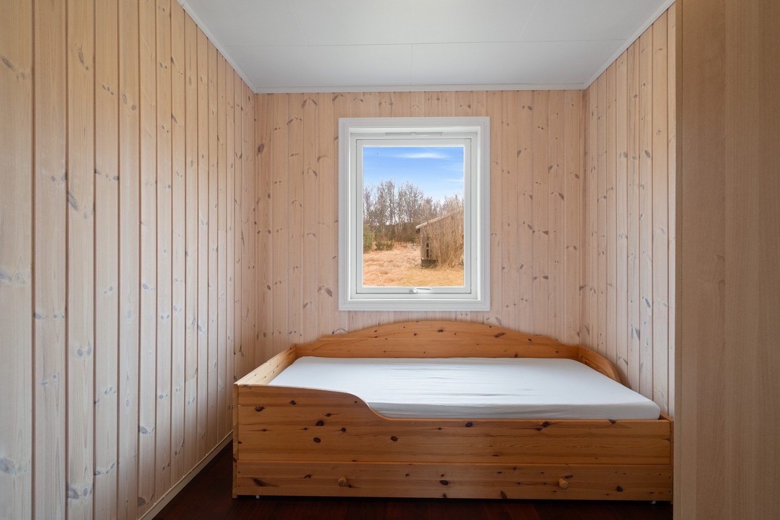 Soverom 4: Laminat på gulv, panel på vegger og malte plater i himling. Galleribilde