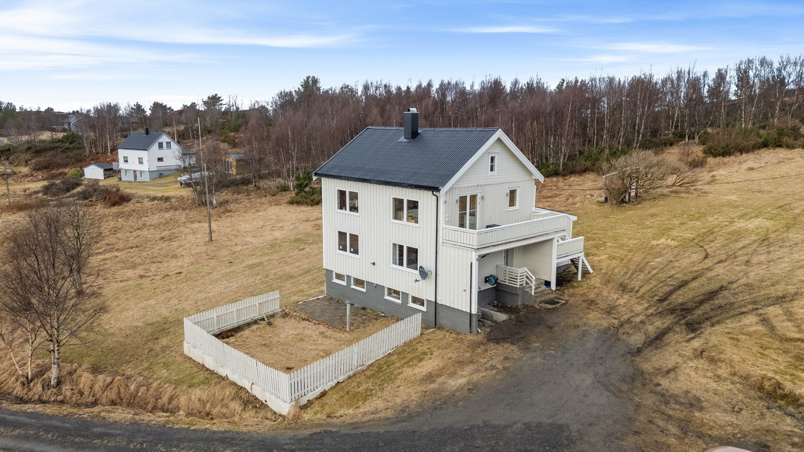Meget innholdsrik enebolig med stor tomt, låve, hage og flere uteplasser. Galleribilde