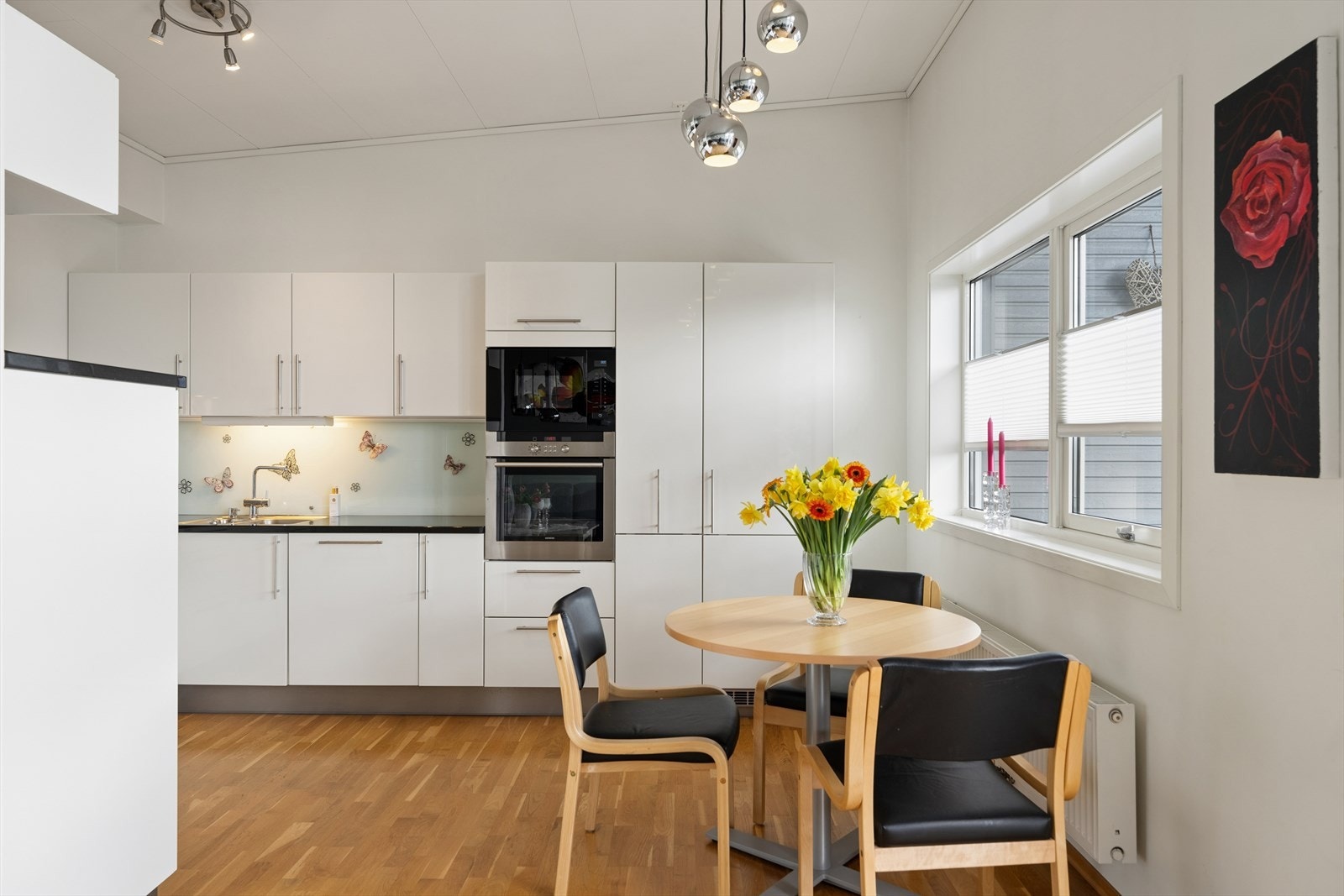 Like ved kjøkkenet er det en naturlig plass til spisebord, noe som gjør måltidene både praktiske og hyggelige. Her kan du dekke på for hverdagsmiddager så vel som større sammenkomster, samtidig som du har god kontakt med kjøkkensonen. Galleribilde