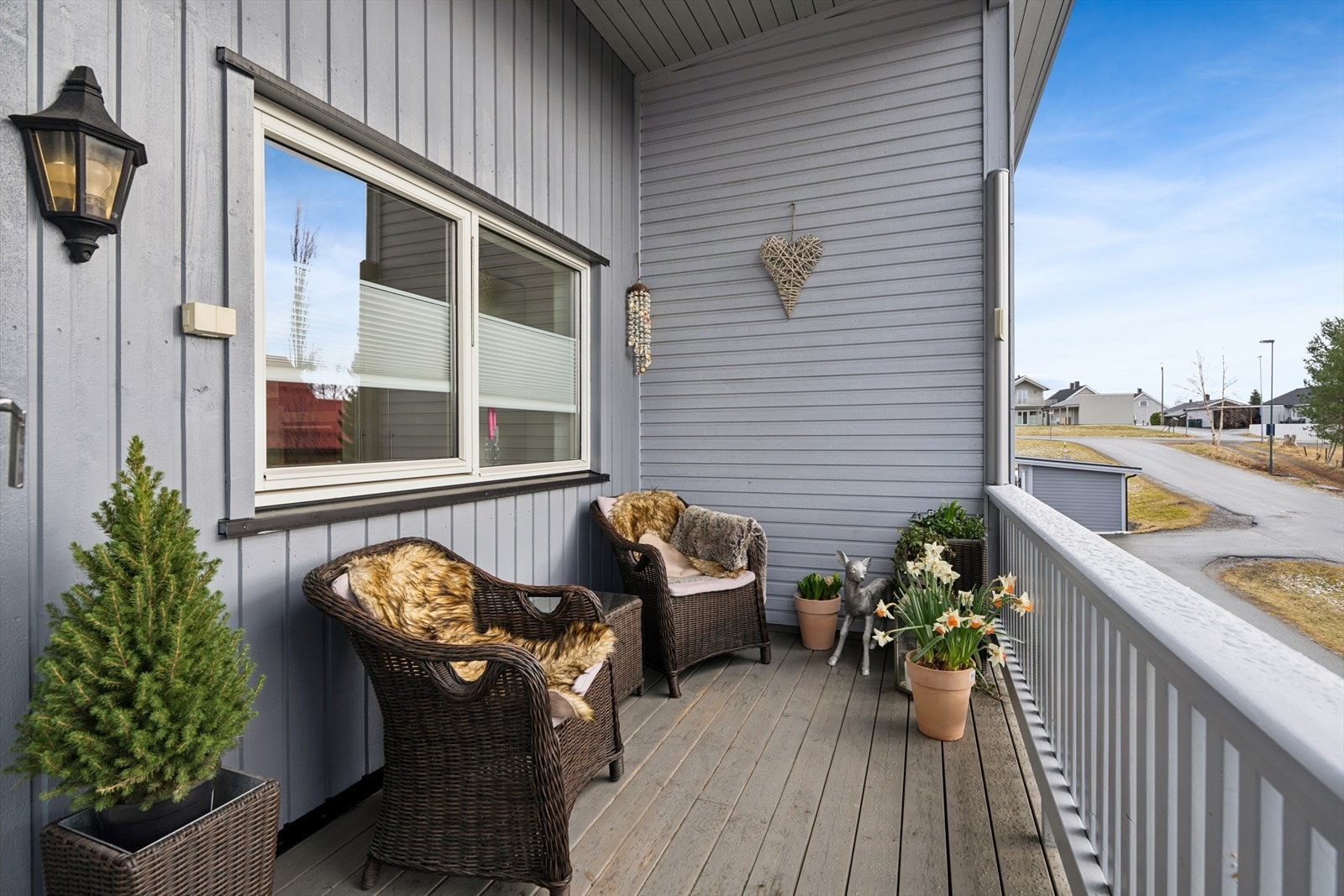 Den lune og skjermede uteplassen fungerer som en naturlig forlengelse av boligens oppholdsarealer. Her kan du nyte et ekstra rom ute på varme dager. Galleribilde