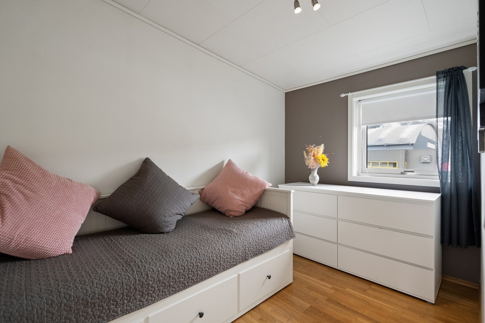 Begge rommene har gode vindusflater som slipper inn rikelig med dagslys og bidrar til en behagelig atmosfære. Galleribilde