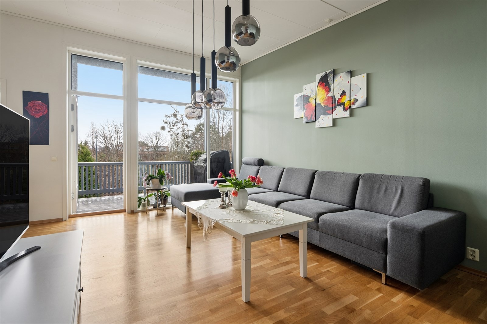 Stuen utmerker seg som et lyst og luftig samlingspunkt i boligen. De generøse vinduene skaper en følelse av nærhet til omgivelsene og gir rommet en åpen, behagelig atmosfære som gjør det enkelt å trives. Galleribilde