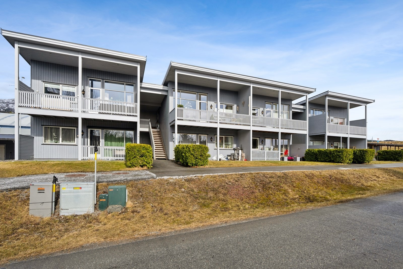 Boligen ligger i et attraktivt og nyere etablert boligområde i Årølia, øst for Molde sentrum. Tomten er felles eid av sameiet og fremstår som et velstelt og pent opparbeidet uteområde. Galleribilde