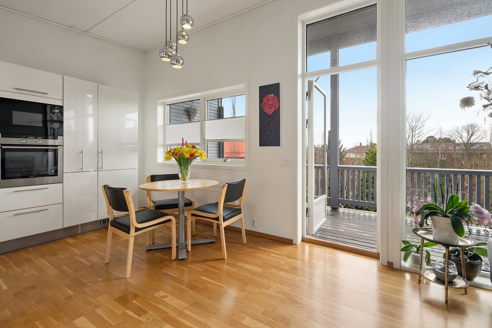 Fra kjøkken og stue er det utgang til en overbygget veranda på hele 13 kvm, som har plass til både sittegruppe, beplantning og eventuelle andre utemøbler. Galleribilde