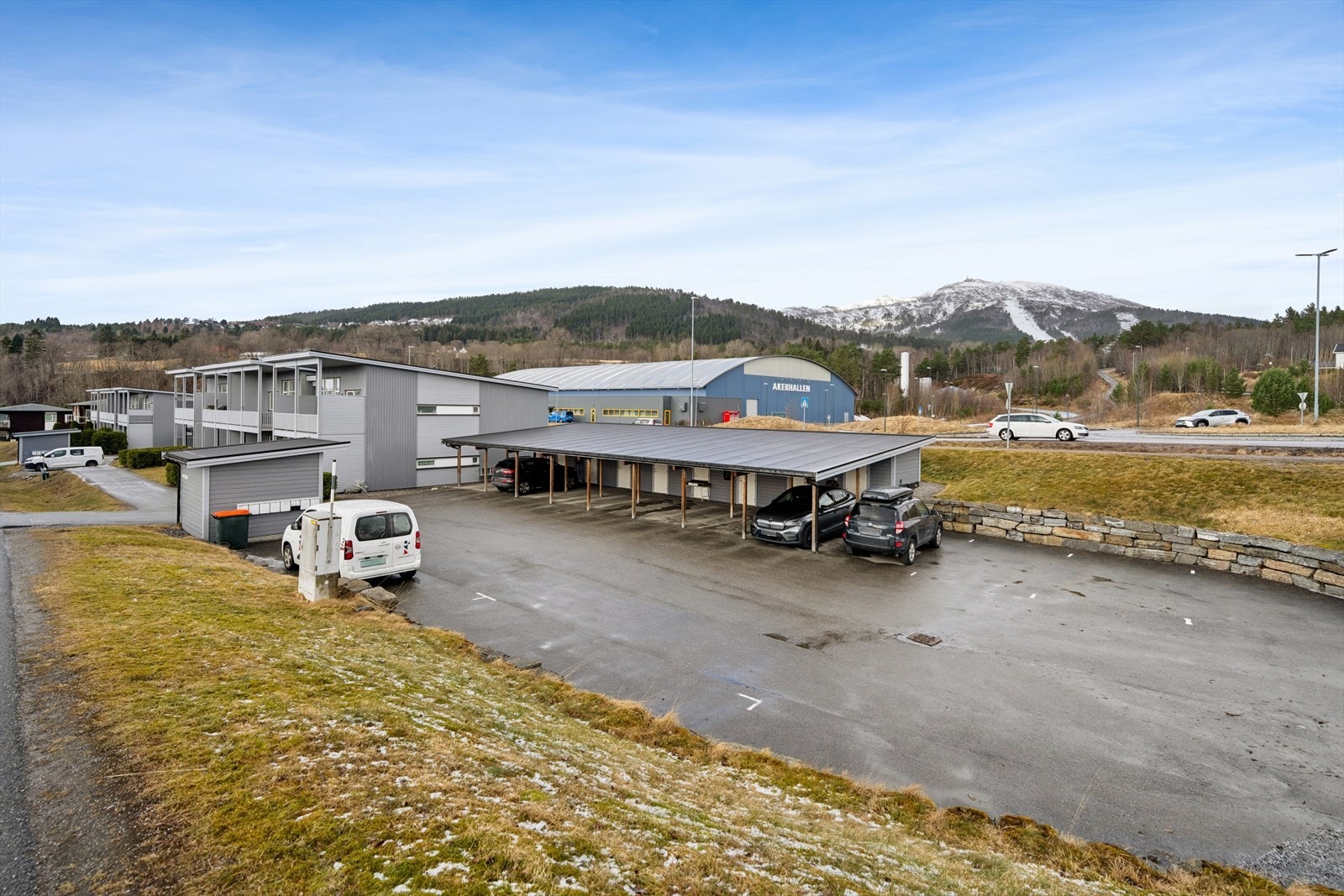 Området er kjent for sin moderne og familievennlige karakter, med et trivelig bomiljø. Gang- og sykkelvei inn til sentrum, og nærheten til både skoler og dagligvarebutikk, gjør hverdagen praktisk og effektiv. Galleribilde