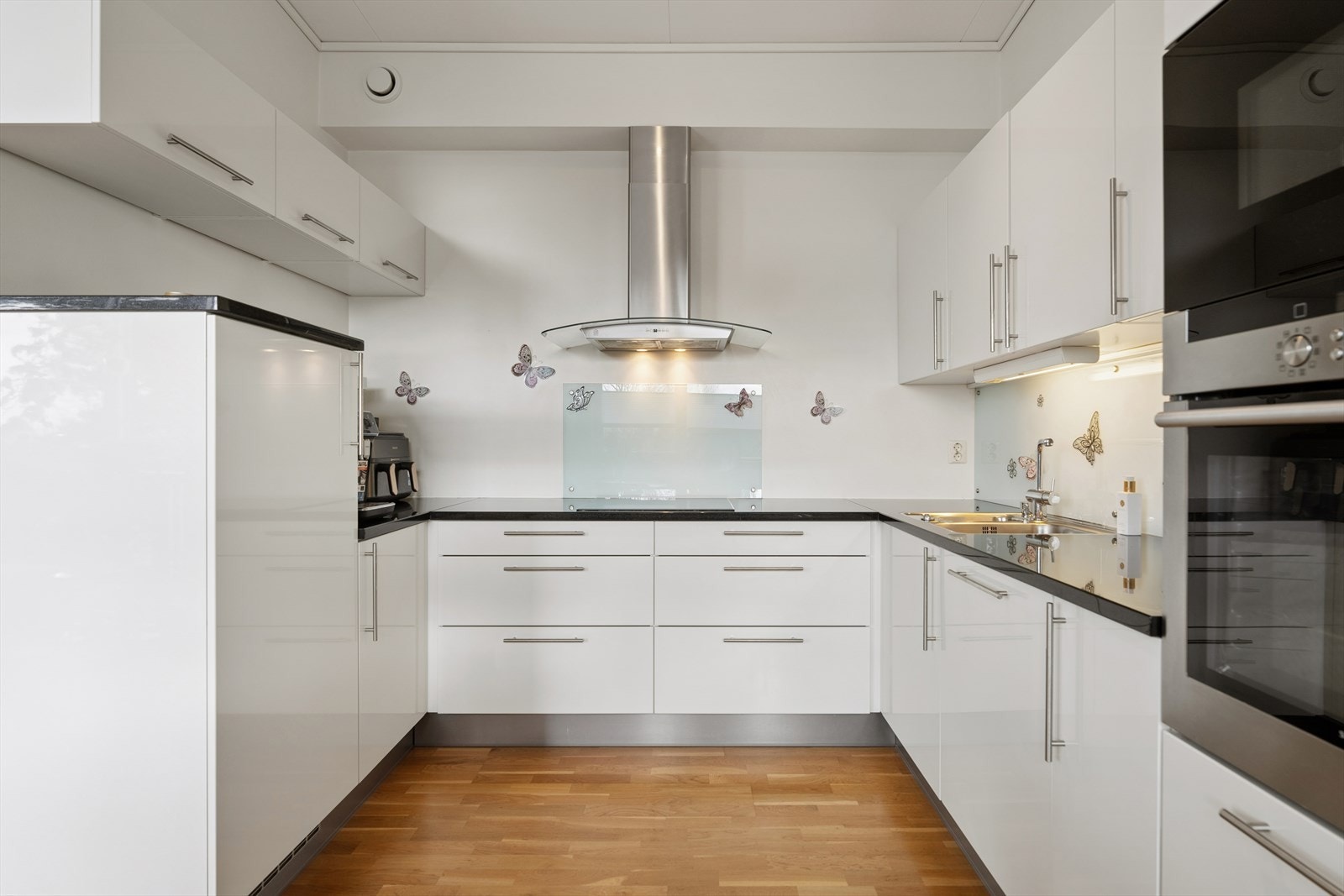 Ventilator med avtrekk via det balanserte ventilasjonsanlegget sikrer effektiv luftutskifting under matlaging. Galleribilde