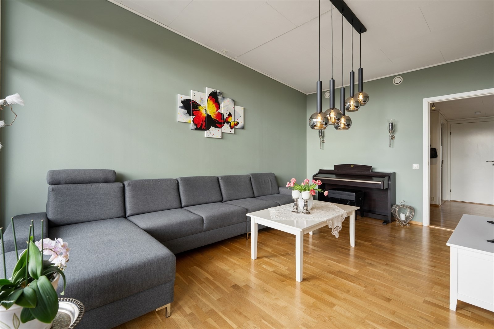 Dette er et oppholdsrom som inviterer til alt fra rolige kvelder foran TV-en til sosiale sammenkomster med familie og venner. Galleribilde