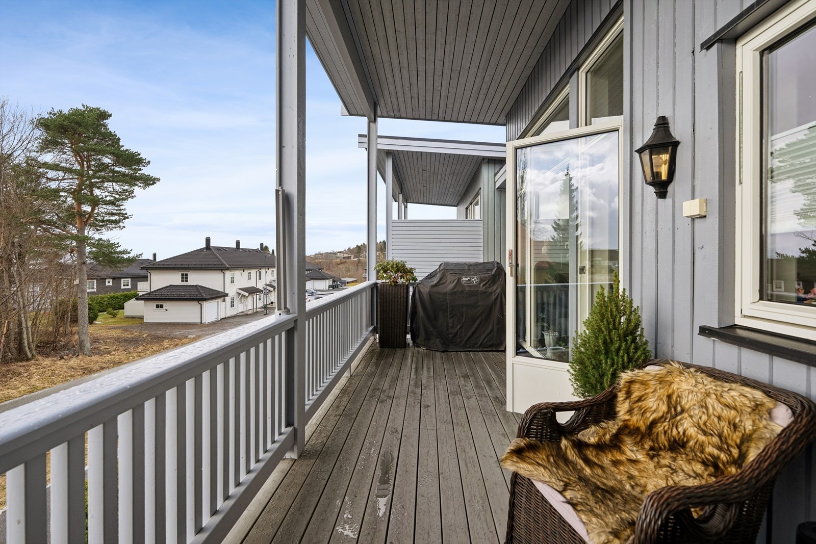 Overbygd verandaen som gir en perfekt kombinasjon av komfort og funksjonalitet, med god plass til både loungegruppe og spisebord. Galleribilde