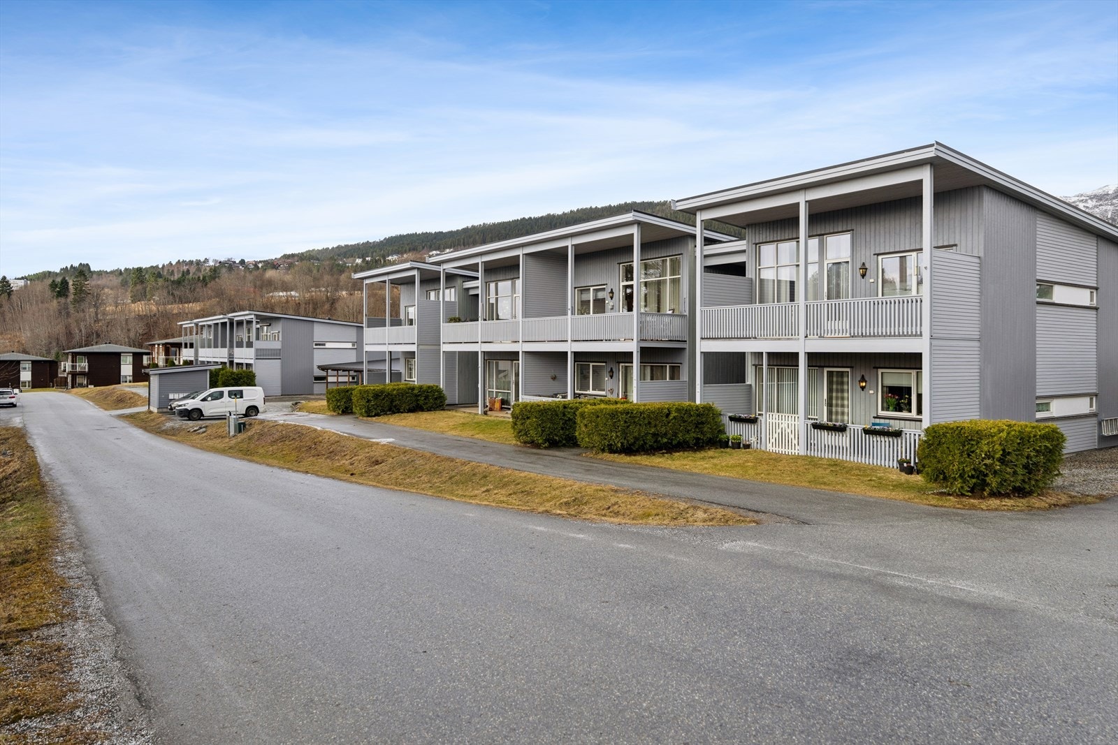 Eiendommen er bebygget med boligbebyggelse og har et pent anlagt fellesareal bestående av asfalterte internveier, parkeringsområder, plener, beplantning samt ulike busker og trær som gir et trivelig og gjennomarbeidet helhetsinntrykk. Galleribilde