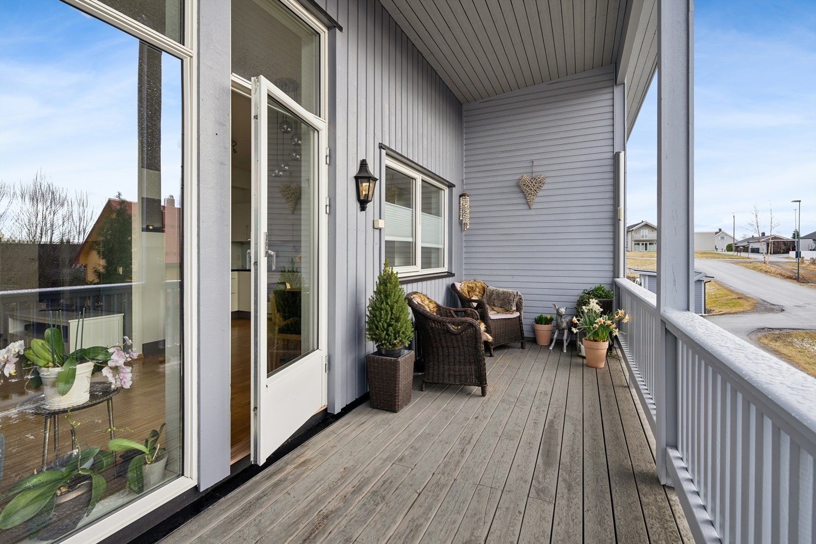 Her kan du trekke deg tilbake og nyte roen, enten du vil slappe av med en god bok, ta en stille stund for deg selv, eller samle familien til en hyggelig sommer kveld ute. Galleribilde