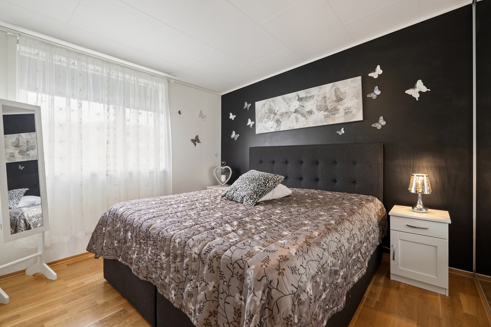 Leiligheten har to soverom. Hovedsoverommet er romslig og utstyrt med en praktisk garderobeløsning. Galleribilde