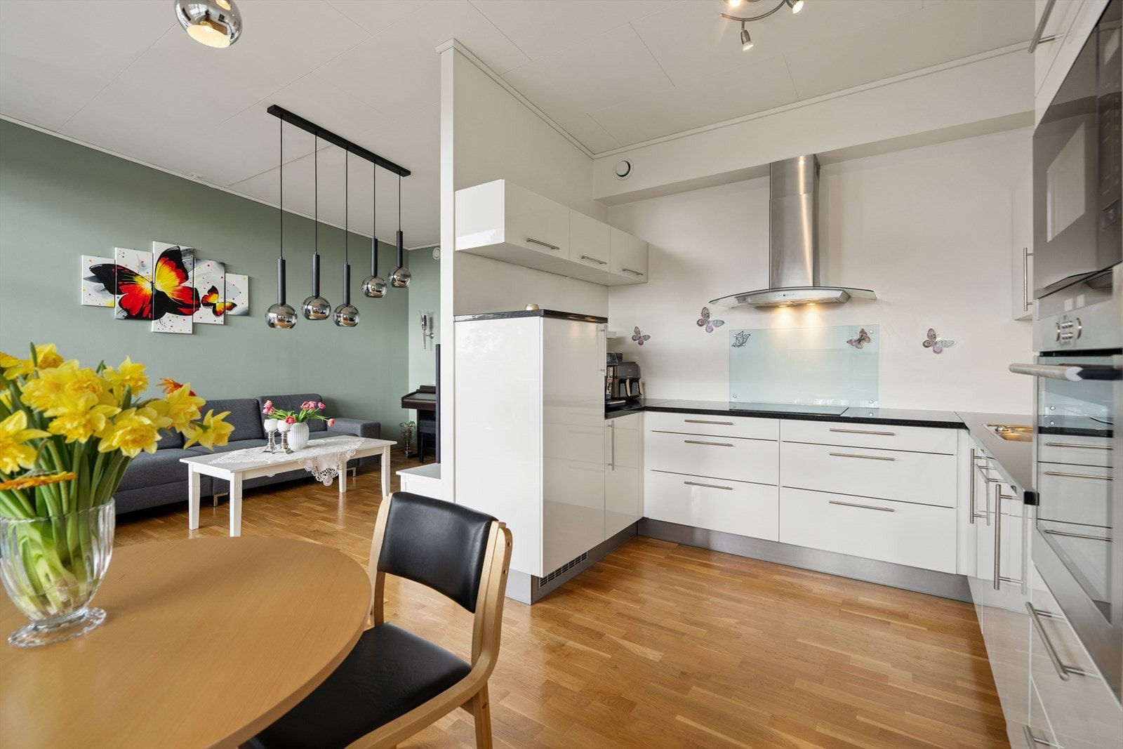 Kjøkkenet, fra 2008, er levert av HTH og har glatte fronter, benkeplate i stein og en stilren glassplate montert mellom benkeplate og overskap. Galleribilde