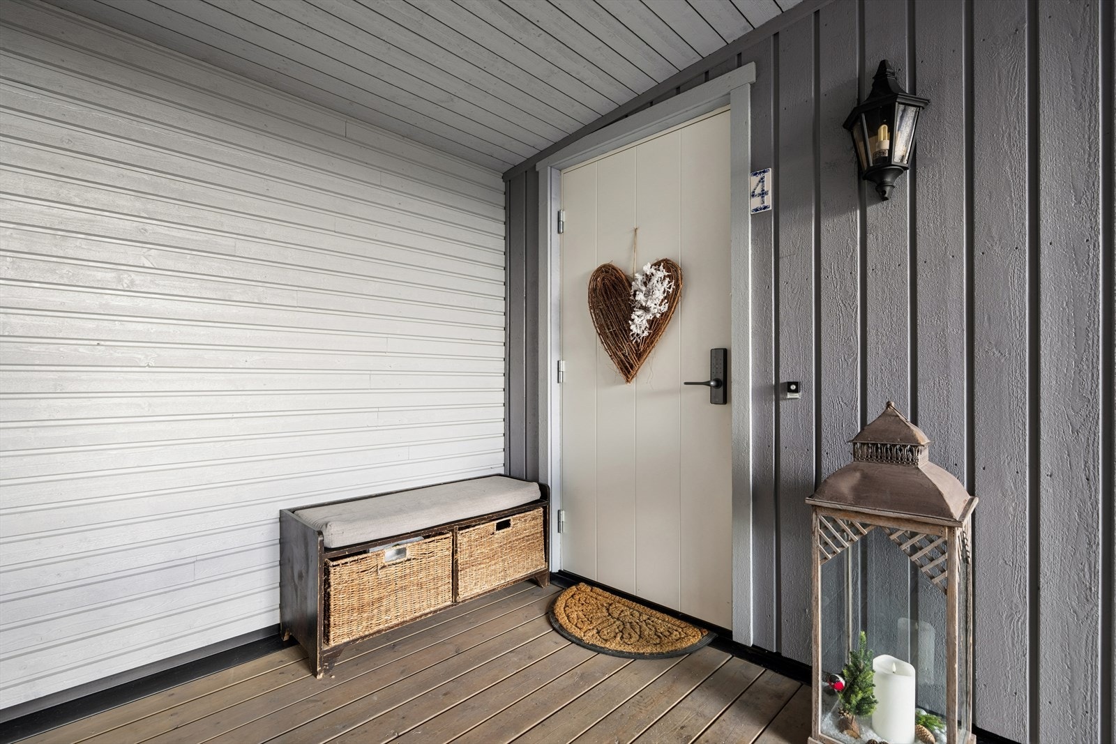 Leiligheten har adkomst via en felles, overbygget trapp som leder inn til en lys og romslig entré. Galleribilde