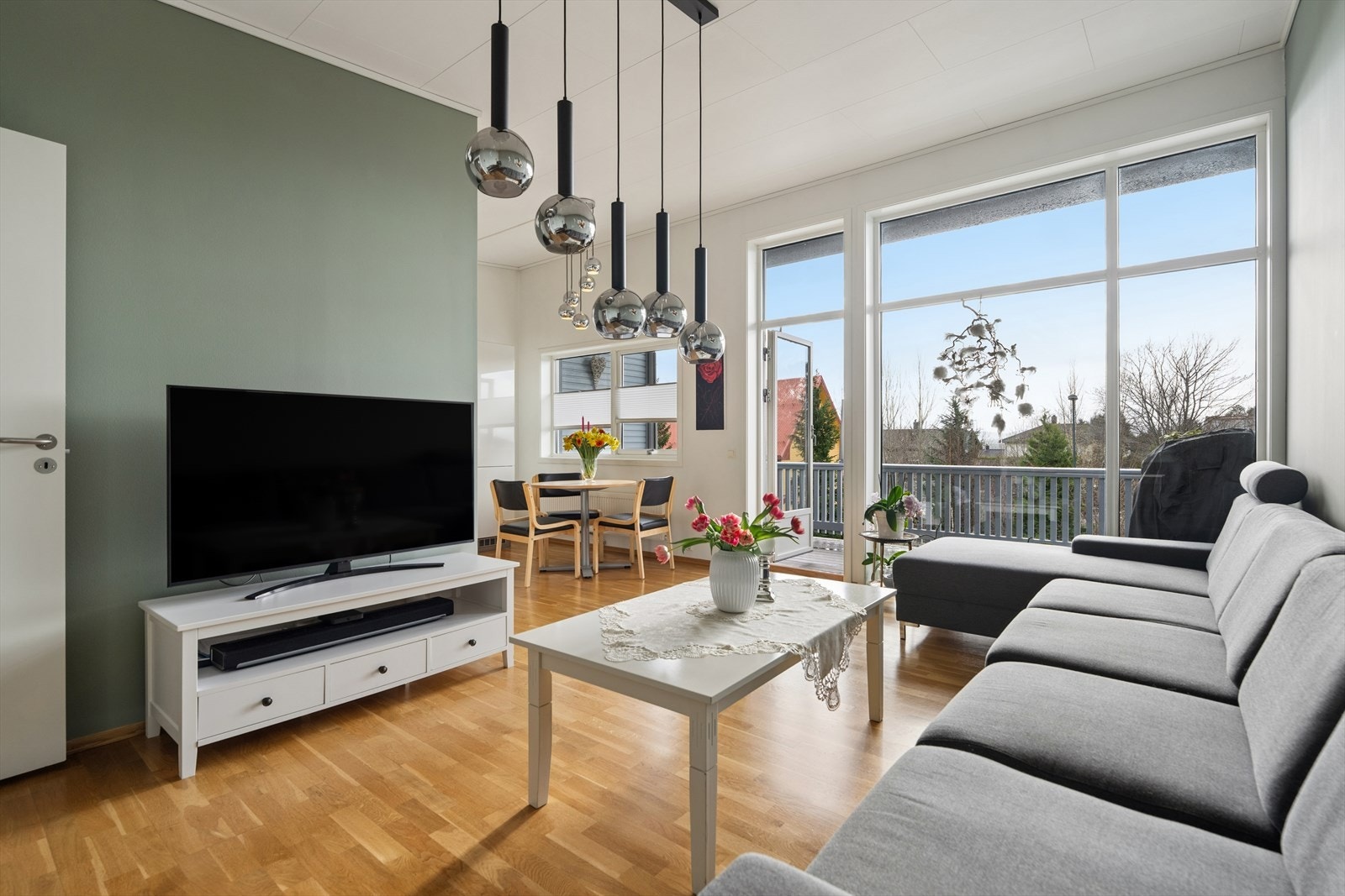 Velkommen til Øvre Krohnstad Veg 4C - En meget pen 3-roms selveier leilighet med god takhøyde og overbygget veranda på ca 13 kvm og med carport med tilhørende utebod - Presentert av Eiendomsmegler Bendik Joten Tangen v/DNB Eiendom. Galleribilde