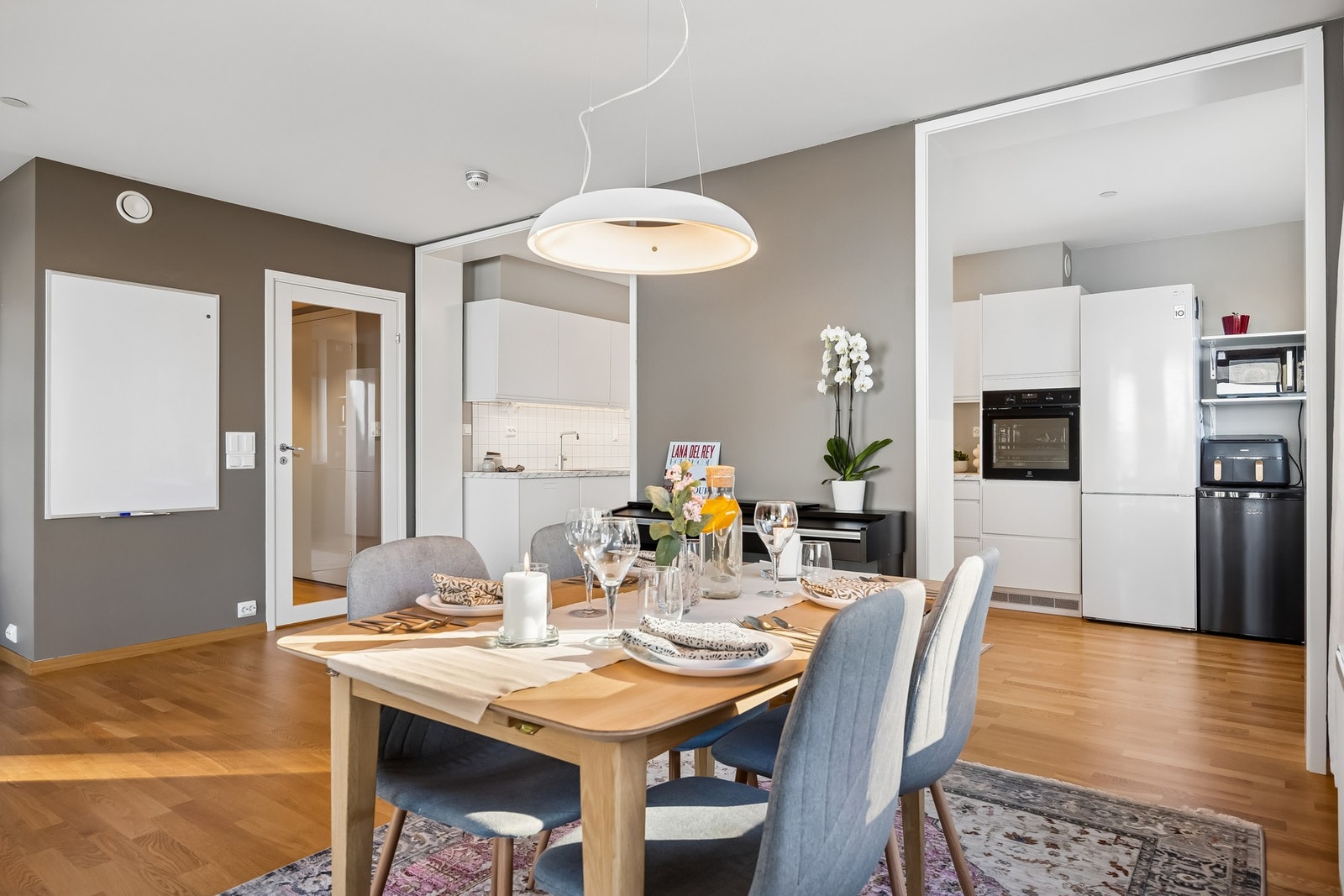 Her finner du en innbydende spiseplass med god plass til langbord, ideell for hyggelige middager med familie og venner. Galleribilde