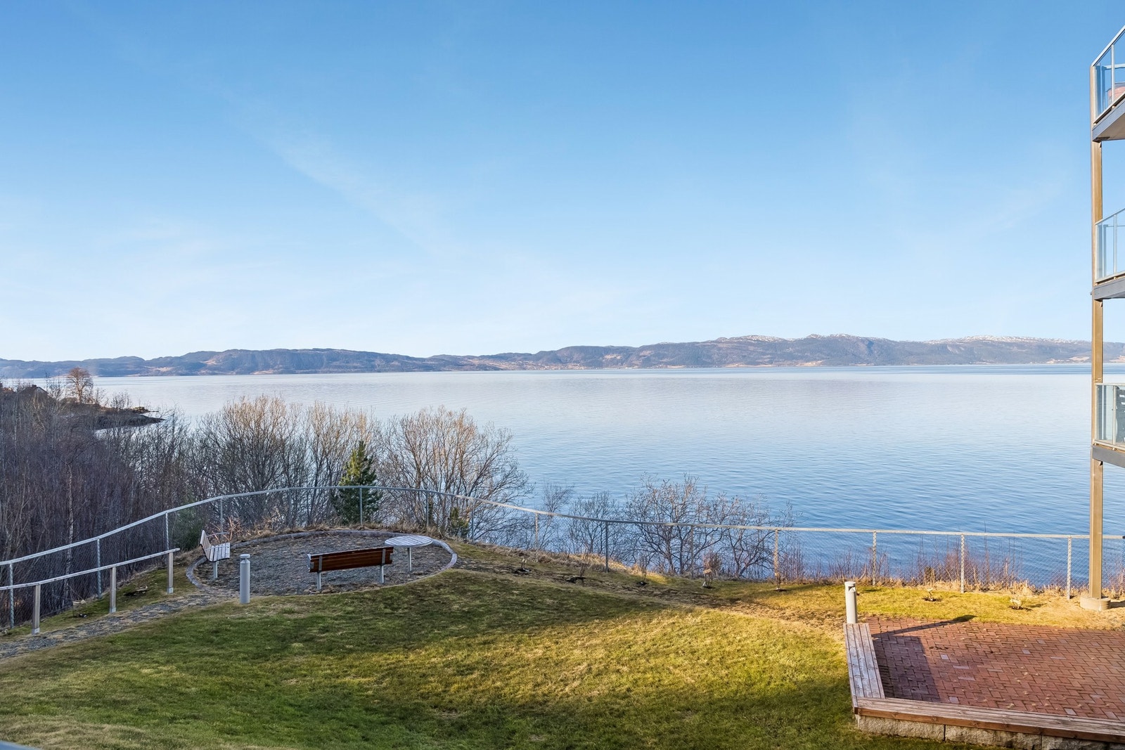 Leiligheten har en idyllisk beliggenhet ved sjøen i Trolla. Galleribilde