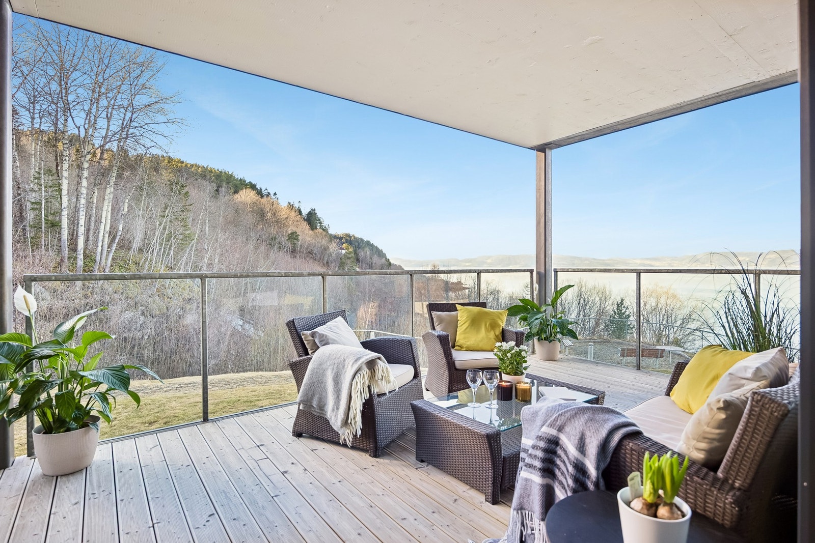 Fra stuen er det utgang til en stor og overbygd terrasse med god plass til utemøbler. Galleribilde