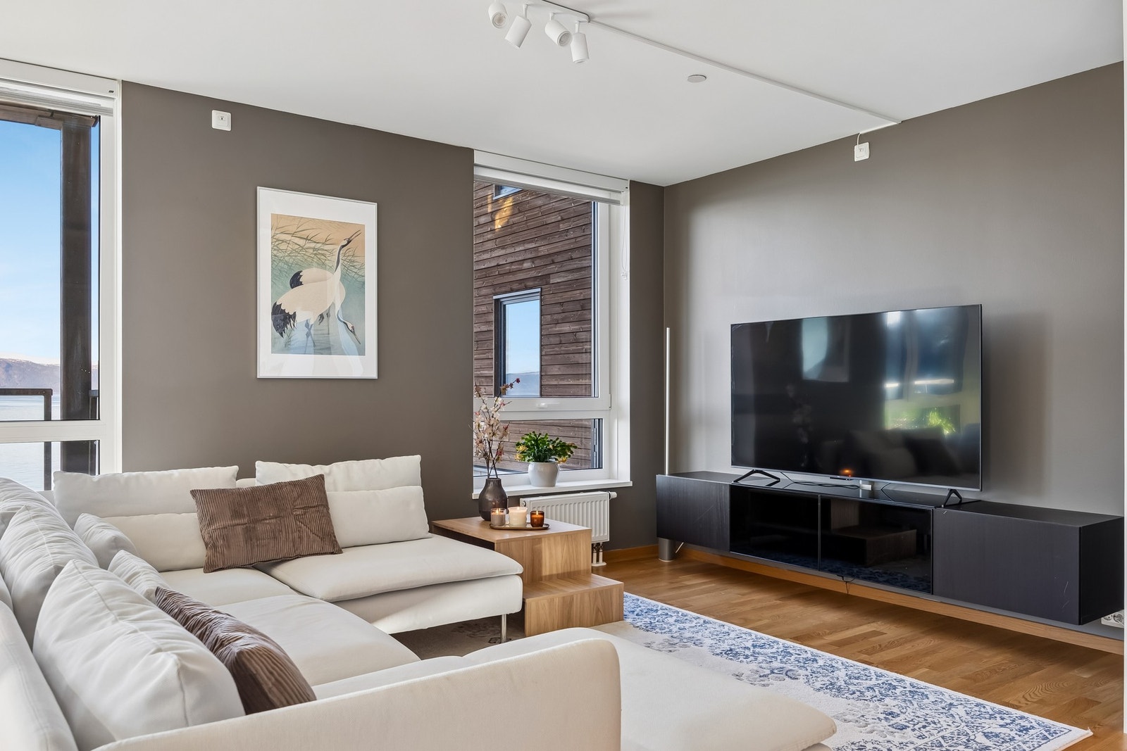 Stuen gir rom for både avslapning og underholdning, med plass til en stor TV-løsning og et koselig sofamiljø. Galleribilde