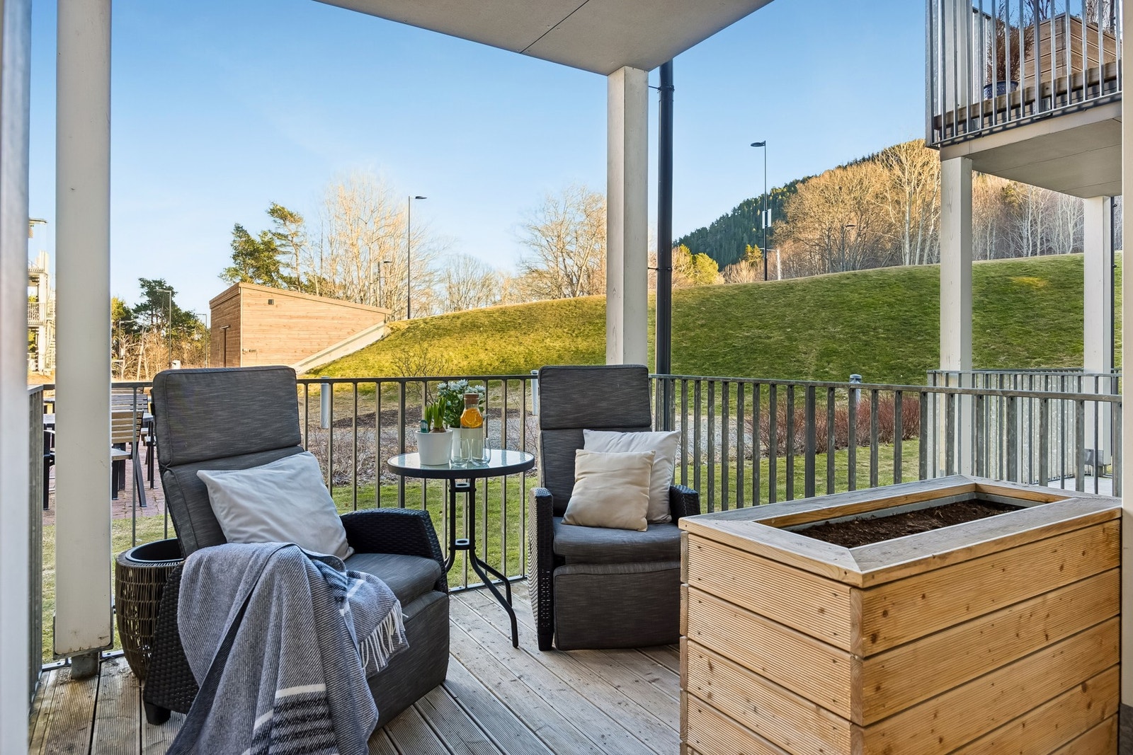 Ved inngangen har leiligheten plass til benker eller kafésett. Galleribilde
