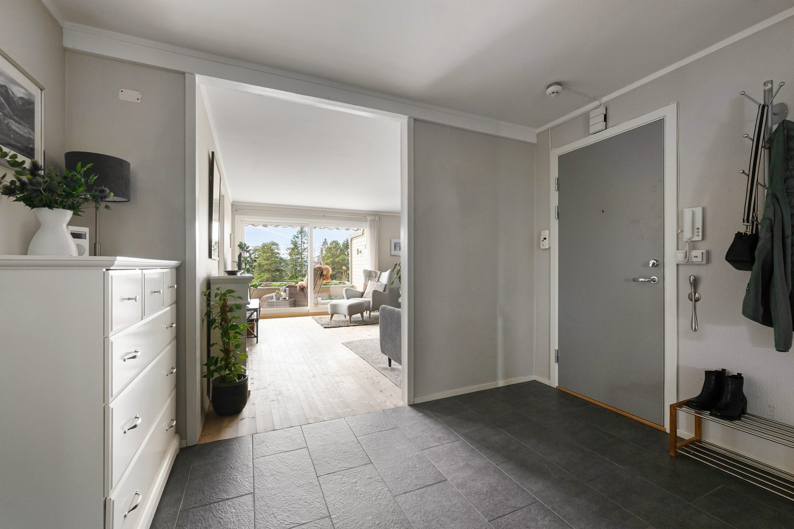 Stor og romslig gang med nye gulvfliser og varmekbaler fra 2013. Galleribilde