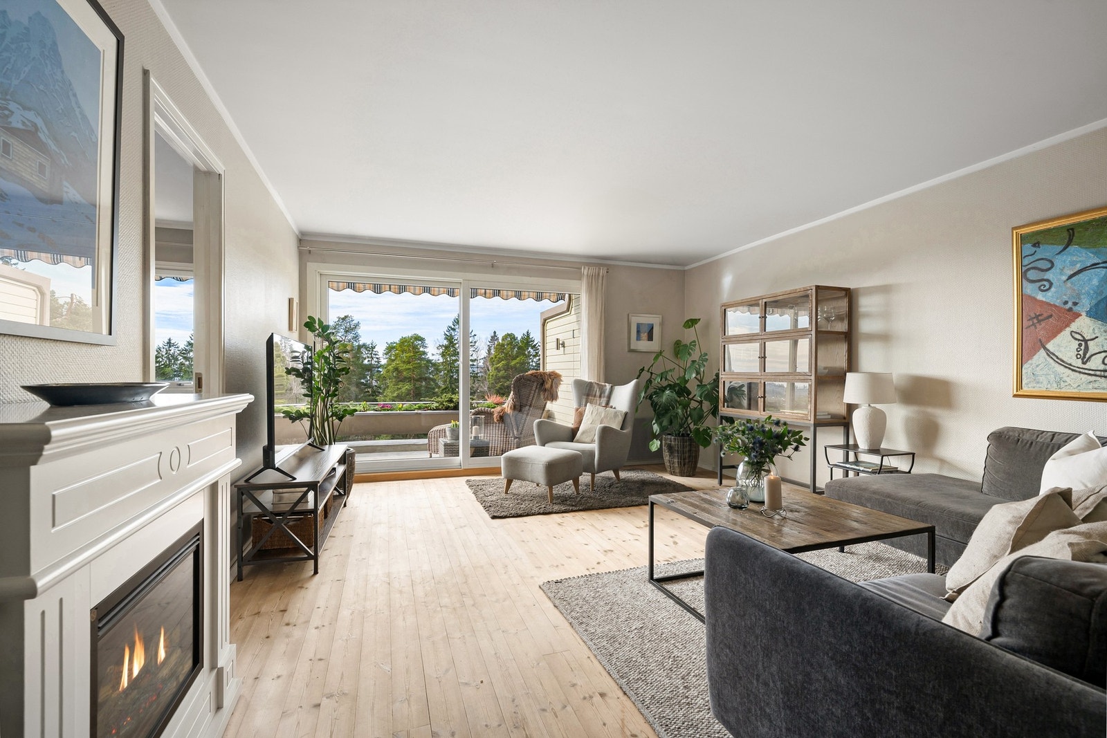 Her får man en bolig hvor både beliggenheten, planløsningen og uteplassene bidrar til en svært god bokvalitet, med grønne omgivelser og utsikt som setter et ekstra preg på hjemmet. Galleribilde