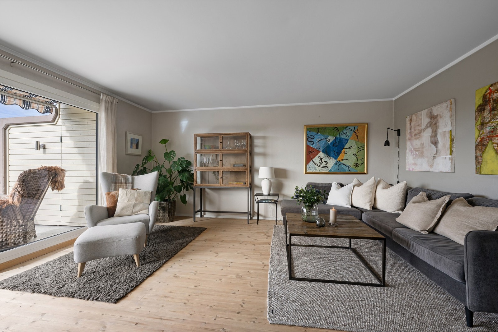 Stuen byr på en fin kombinasjon av plass, lys og materialkvaliteter, hvor heltre gulv tilfører rommet både karakter og varme. Galleribilde