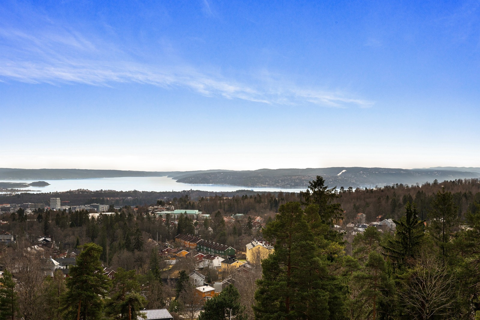 Fra leiligheten er det nydelig utsikt mot Oslofjorden, samtidig som grønne omgivelser bidrar til en rolig og skjermet følelse. Galleribilde
