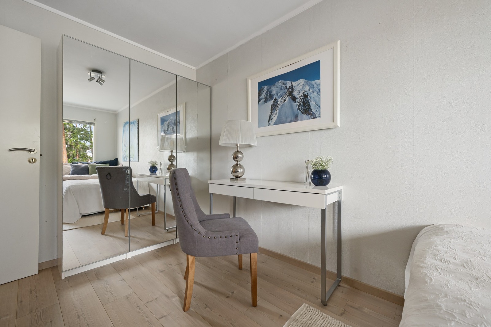 Et hyggelig og anvendelig rom som passer godt som både soverom, barnerom, gjesterom eller hjemmekontor. Galleribilde