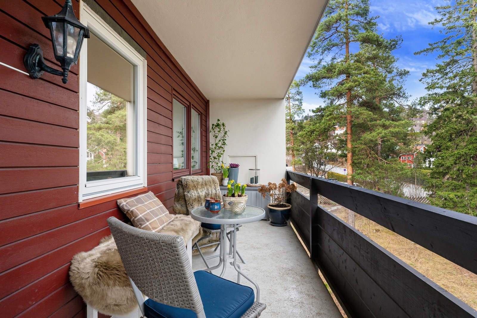 Balkongen ved kjøkkenet gir en ekstra uteplass med en annen karakter enn hovedbalkongen, og byr på sol fra tidlig morgen til ca. kl. 11-12 på sommerstid. Galleribilde