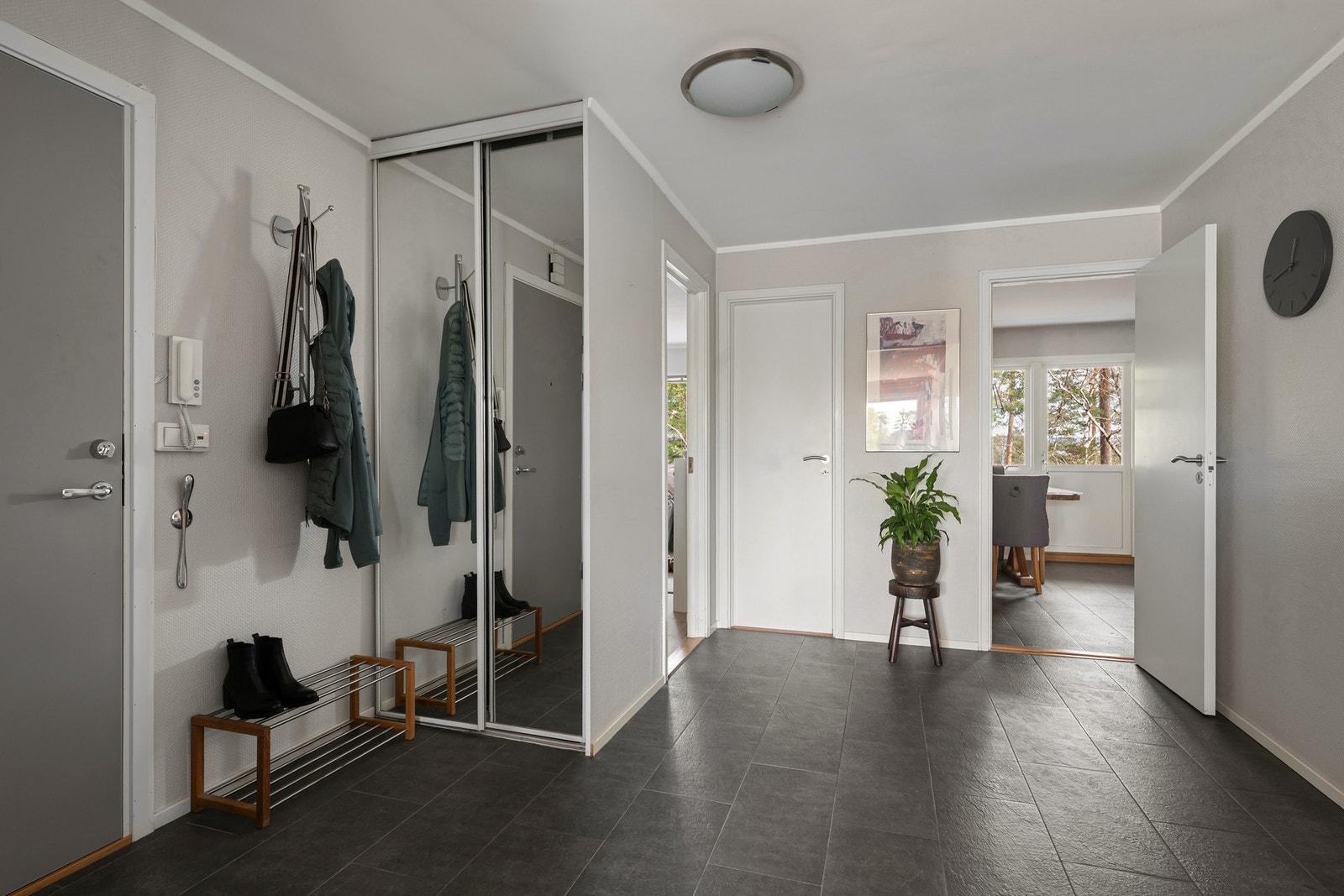 Velkommen inn! Her er det god plass til en stor garderobeløsning. Galleribilde