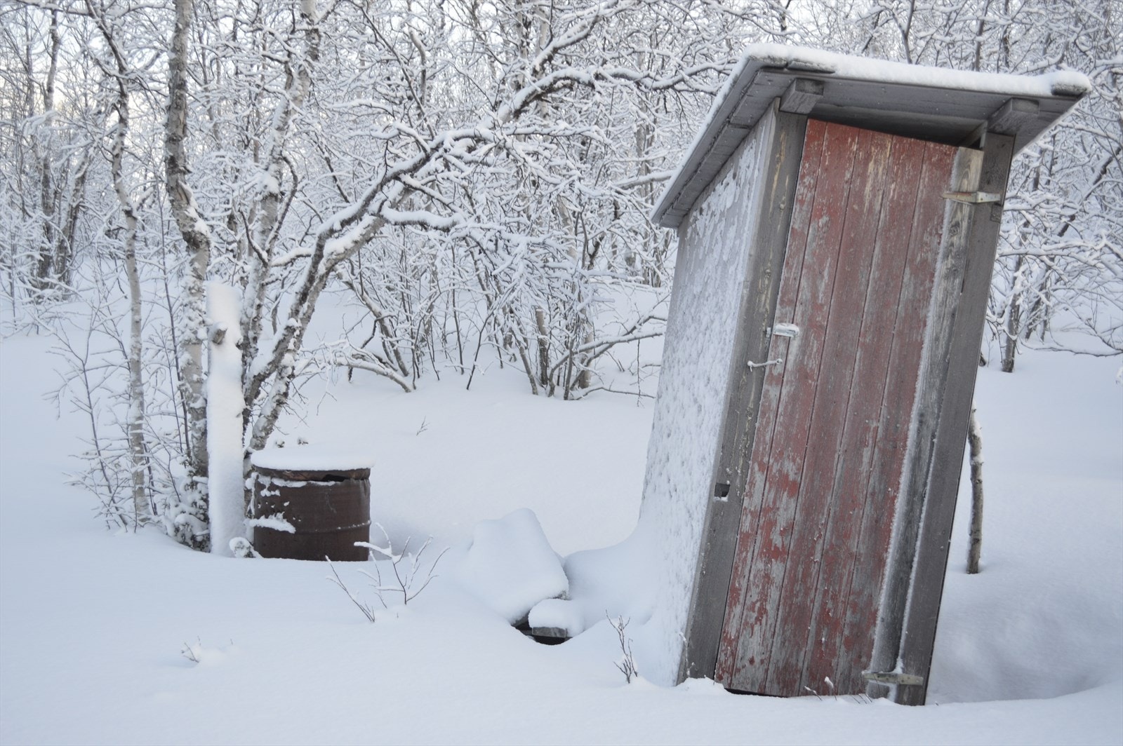 Utedoen står på skakke Galleribilde