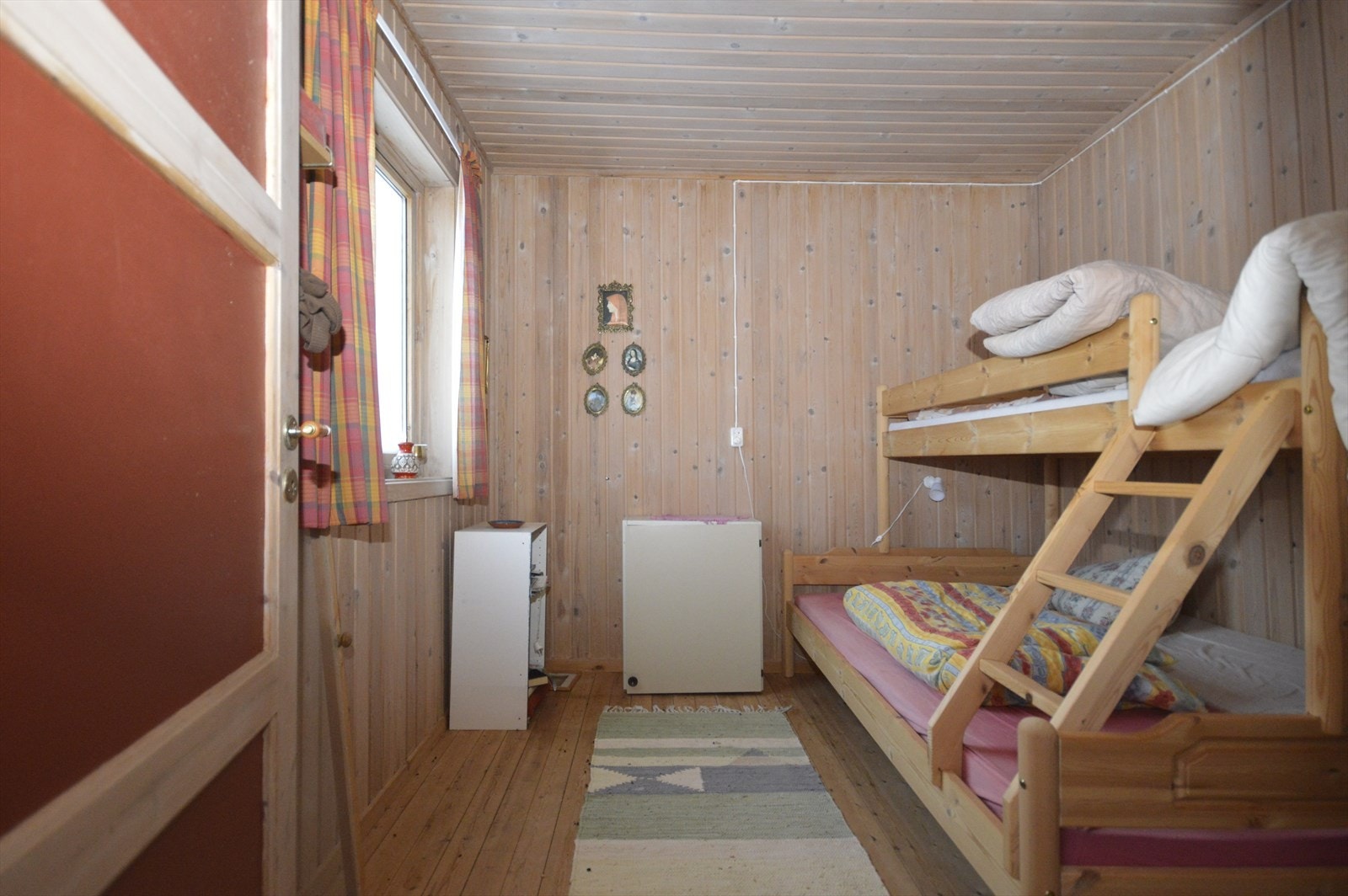 Soverom med familiekøye ved entre Galleribilde